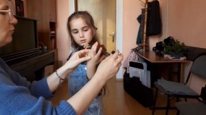 Первые уроки игры на скрипке Алисы