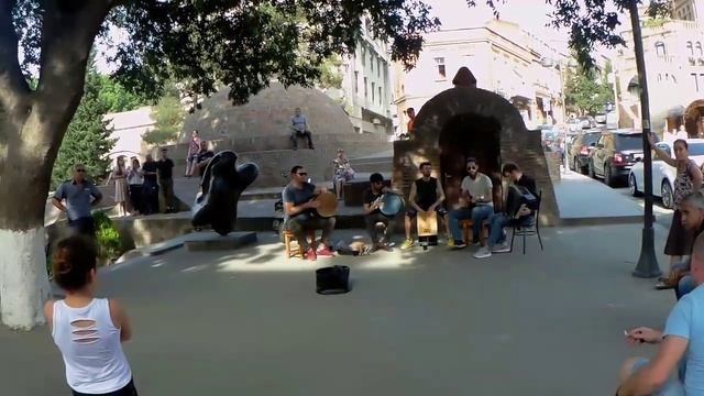 Прогулки по Тбилиси Грузия, уличные музыканты в районе серных бань смотреть онлайн