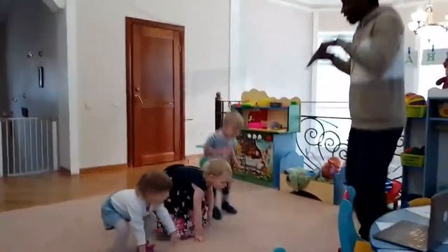 Урок английского в игровой форме с малышами в детском саду RigaKids на Новой Риге смотреть онлайн