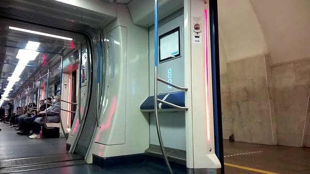 Новые вагоны метро во время пандемии короновируса в Москве октябрь 2020 смотреть онлайн
