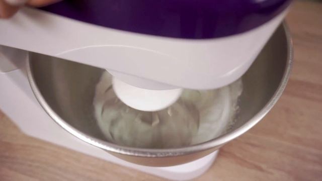 БЕЗЕ В ДОМАШНИХ УСЛОВИЯХ всего из Двух Ингредиентов.Рецепт Безе от СМАЧНО ТВ смотреть онлайн