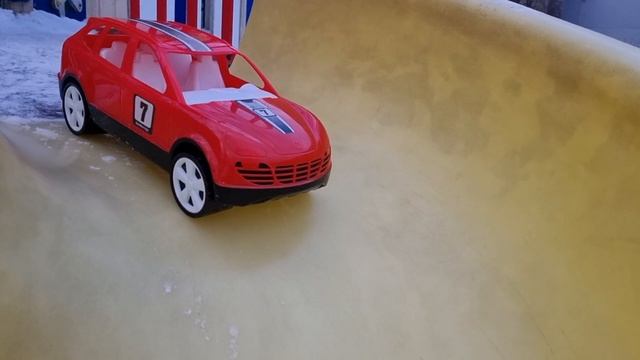 Машинка поиграла на детской площадке смотреть онлайн