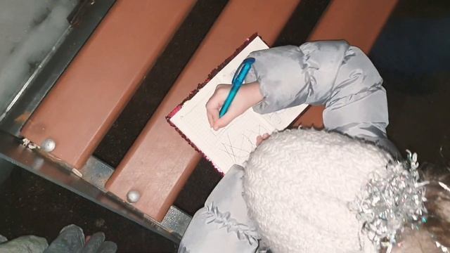 Синие и ледяные сосульки. Мы идем на веревочки? Викуся рисует маршрутку я жду троллейбус восьмерку.