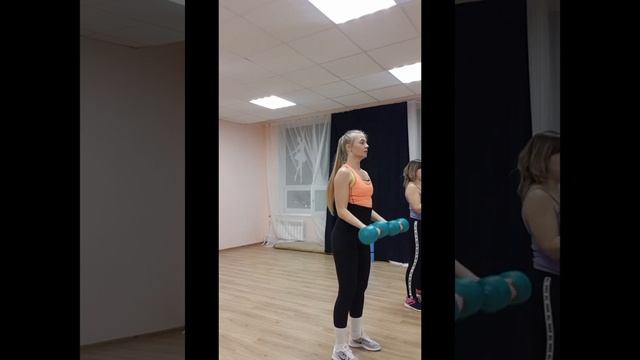 Тренировка на все группы мышц, понадобятся гантели 2-3 кг и коврик смотреть онлайн