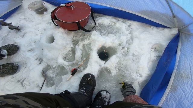 рыбалка зимняя 2021 ,ловля плотвы окуня на мормышку в зимней палатке смотреть онлайн