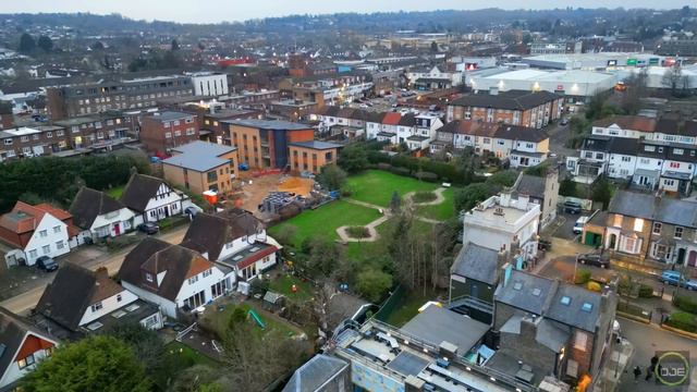 IF that goes over the EASTENDERS set, our drone ALERTER will bring it down😒 📺🛸⛔️🤬❌️ смотреть онлайн