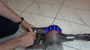 How to clean the Hidden filter on a Dyson V7 vacuum cleaner. Cleaning the 2nd filter on the V7.