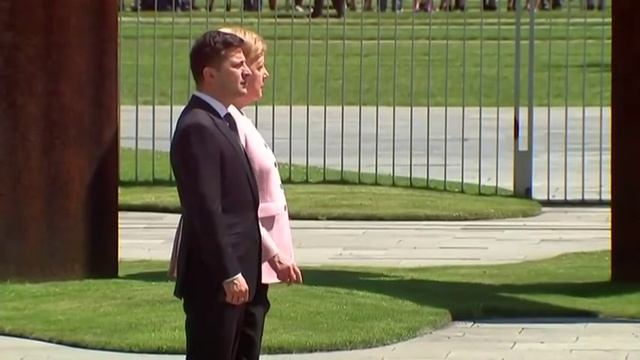 Angela Merkel 'fine' after second shaking bout in 10 days смотреть онлайн