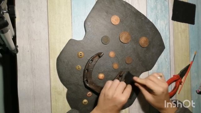 Декоративное панно с подковой и монетами своими руками. Decorative panel with a horseshoe and coins смотреть онлайн