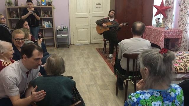 Пётр Налич поёт для жителей хосписа в селе Поречье-Рыбное. «В лунном сиянии» смотреть онлайн