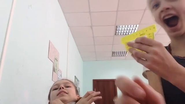 Как достать подругу на уроке !!! смотреть онлайн