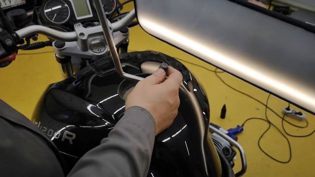 Удаляем вмятину без покраски. Мотоцикл BMW, холодный клей и крючки PDR