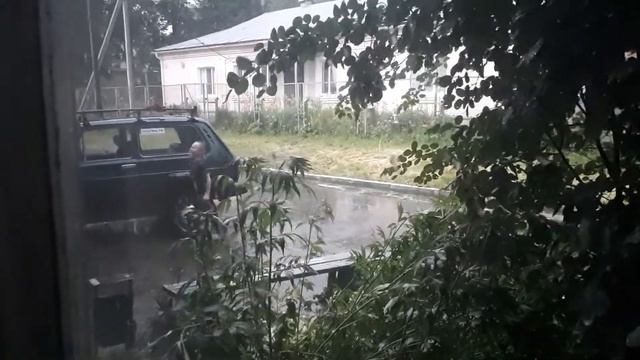 АФРИКАНСКАЯ ЖАРА СМЕНИЛАСЬ ГРОЗОЙ. ВСЕ БОЯТСЯ, А ДЕТИ НЕТ. смотреть онлайн