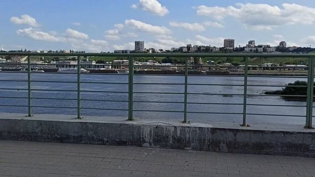 #стрелка слияния двух рек Оки и Волги. Забота об отдыхе граждан, качельки и не только. смотреть онлайн