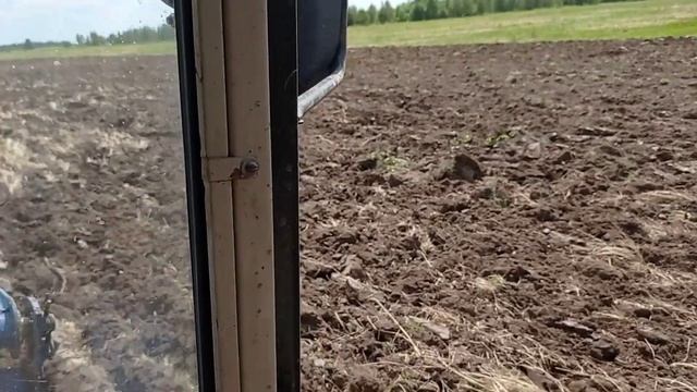 После корчевания пашем поле на двух Мтз-82. смотреть онлайн