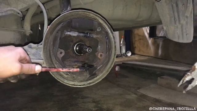 ЗАМЕНА БАРАБАННЫХ ТОРМОЗНЫХ КОЛОДОК Toyota Starlet 1часть смотреть онлайн