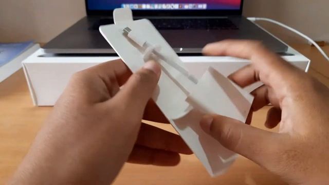 Apple Multiport Adapter for MacBook Pro смотреть онлайн