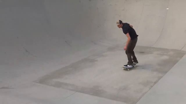 Skating on Cars, Boulders, and Under a Bridge | Lurkin with John Gardner смотреть онлайн