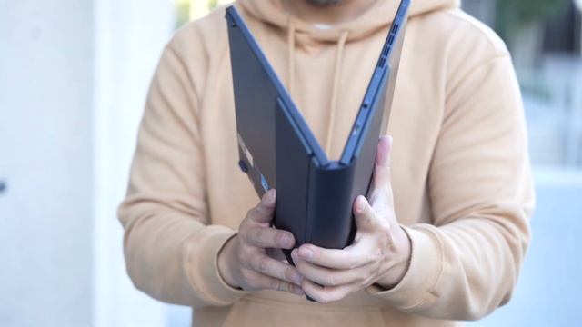 ASUS Zenbook 17 Fold Hands-On: The Future of Computing! смотреть онлайн