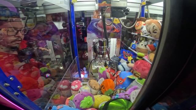 Roblox Doors Figure PLUSH Inside Claw Machine смотреть онлайн