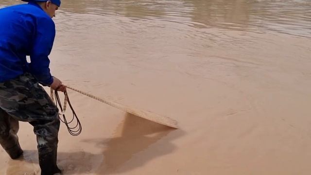 Рыбалка на КАСТИНГОВОЙ сеть. Реальный улов на ловили карасей и маринка МОХИГИРИ ДАР ТАДЖИКИСТАНА смотреть онлайн
