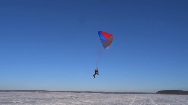 Кудрявый взлет мотопараплана с ровного льда Иркутского водохранилища смотреть онлайн