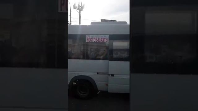 Толпа пассажиров, желающих уехать в Ростов с шахтинского автовокзала смотреть онлайн