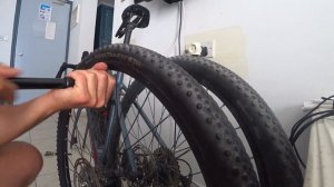 Как НАКАЧАТЬ БЕСКАМЕРКУ компактным насосом? Лайфхак для велосипедиста