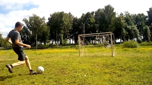 КОРОЧЕ ГОВОРЯ:пошёл на футбольное поле смотреть онлайн