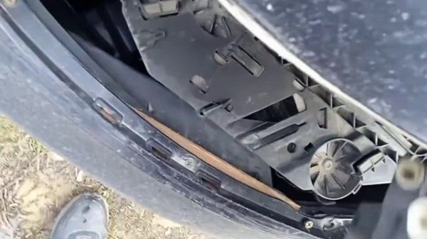 как открыть капот шкоды октавия если сел аккумулятор.