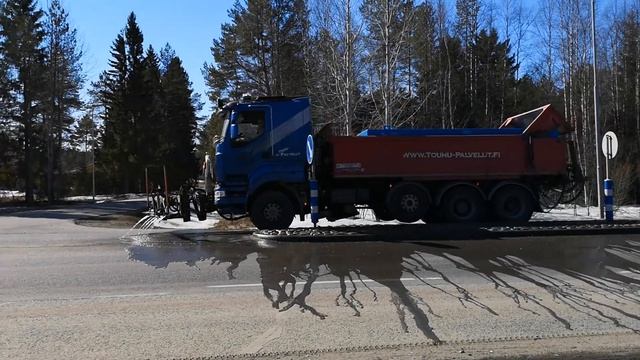 Как в Финляндии моют дороги и столбы после зимы | Как правильно мыть дороги смотреть онлайн