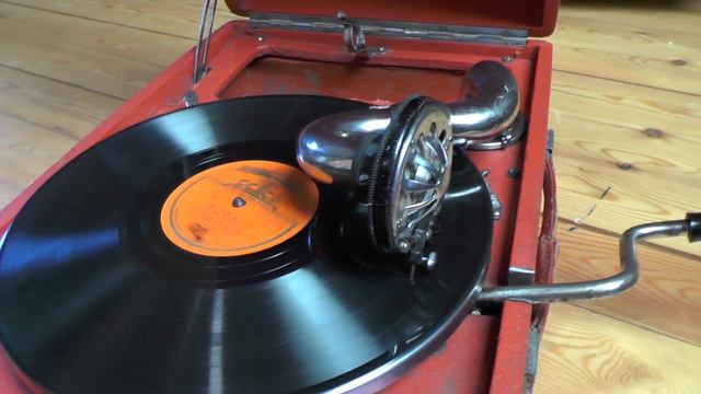 Играет Молотовский Красный Патефон смотреть онлайн