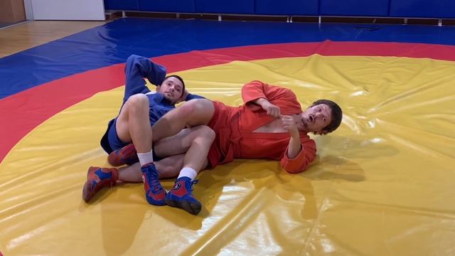 #67❗САМБО❗ РЫЧАГ КОЛЕНА КУВЫРКОМ в партере (KNEEBAR), соперник сбоку. ЧЕМПИОН В. Мацков. Sambi.st смотреть онлайн