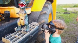 У Папы Трактор сломался, весёлый Лёва пришел на помощь поймал динозавра и играет с ним в парке