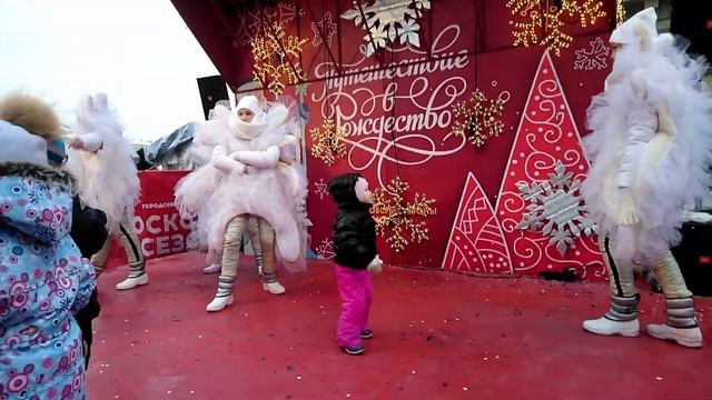 Непонятки... #танец СНЕЖИНОК или РОБОКОП зажигает. Веселуха у Кремля. смотреть онлайн