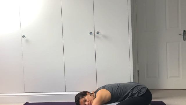 20 MINUTE YOGA FOR SLEEP | Strength Through Yoga | YOGA GIRL LONDON смотреть онлайн