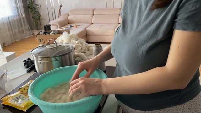 Согревающий ВЛОГ о прядении и вязании. Крашу шерсть и смешиваю на кардере смотреть онлайн