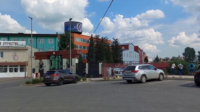 Огромное количество велосипедов на проходной Тульского оружейного завода. Все велосипедисты. смотреть онлайн