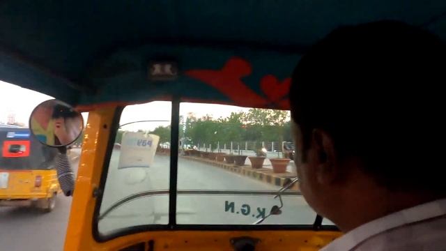 Индия-отдых туриста.Поездка на бешеной коляске Тук-тук. смотреть онлайн