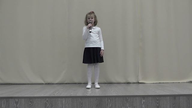 Саяна Коротченко, 7 лет, г. Красноярск читает стихотворение Юлии Друниной «Зинка» смотреть онлайн