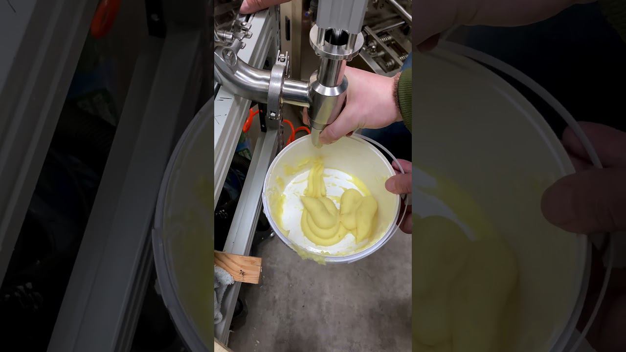 Дозирование пюре на шестеренчатом дозаторе с баком под давлением для вязких продуктов смотреть онлайн