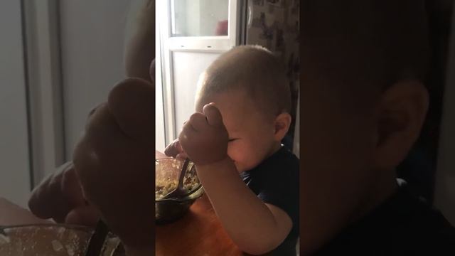 9 июля 2020 г.малыш ест суп