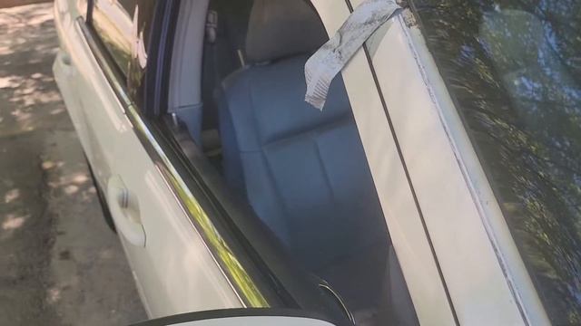 Installing windshield trim on a 2007 Chrysler 300 смотреть онлайн