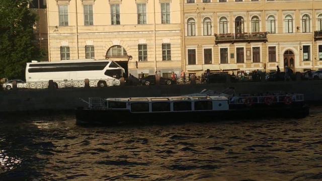 Набережная Фонтанки летним днём 22.06.3022 смотреть онлайн