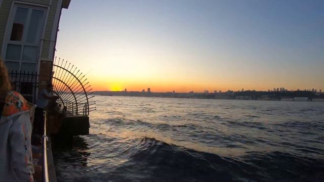 Красивый закат у пролива Босфор, Кузгунджук, Стамбул. Beautiful sunset at the Bosphorus, Istanbul. смотреть онлайн