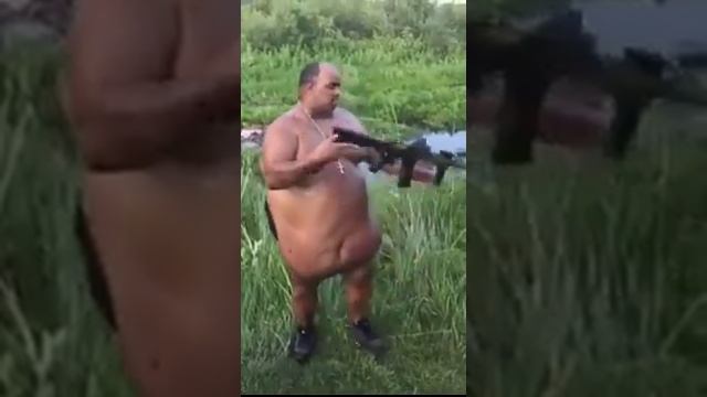 Funny Fat man firing AK-47 смотреть онлайн