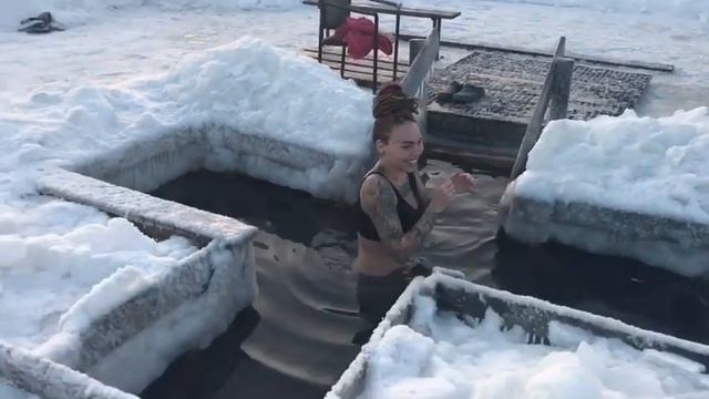 С Крещением Нырять в прорубь в Екатеринбурге смотреть онлайн