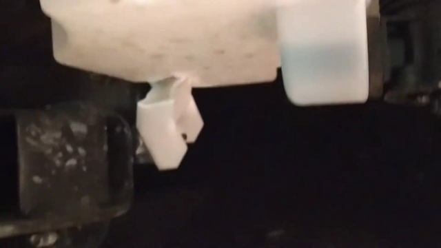 Замена бачка омывателя Nissan Rogue T32 (X Trail) 2014 - 2020 годов выпуска без снятия фары смотреть онлайн