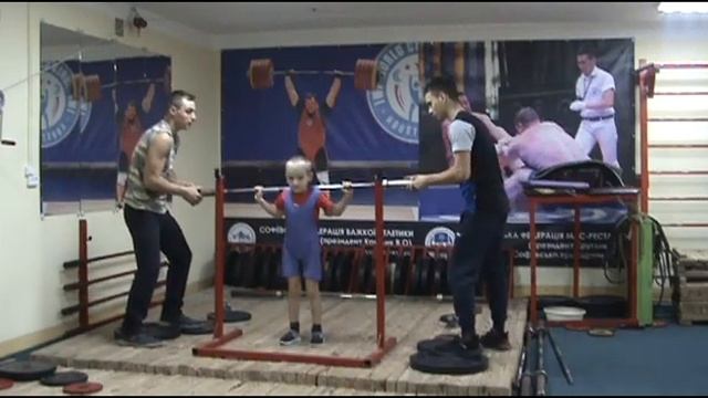 Чемпіонат Софіївки 2020,присідання зі штангою 13 років смотреть онлайн