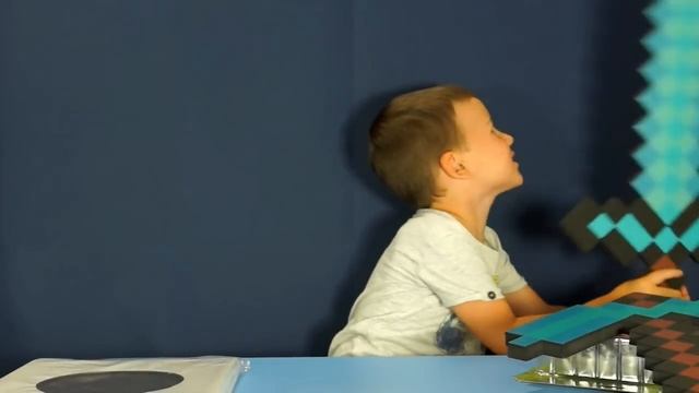 Посылка с Игрушками Майнкрафт на русском языке. Minecraft Toys. Алмазный Меч и Кирка смотреть онлайн